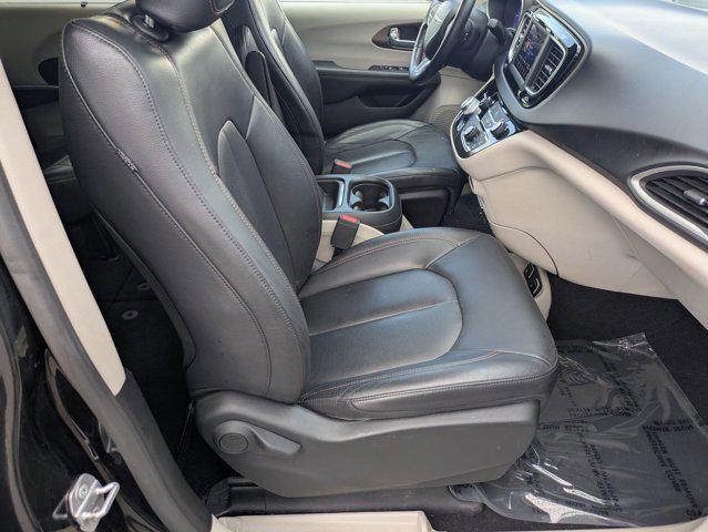 Photo of 2019 Brilliant Black Crystal Pearlcoat Chrysler Pacifica