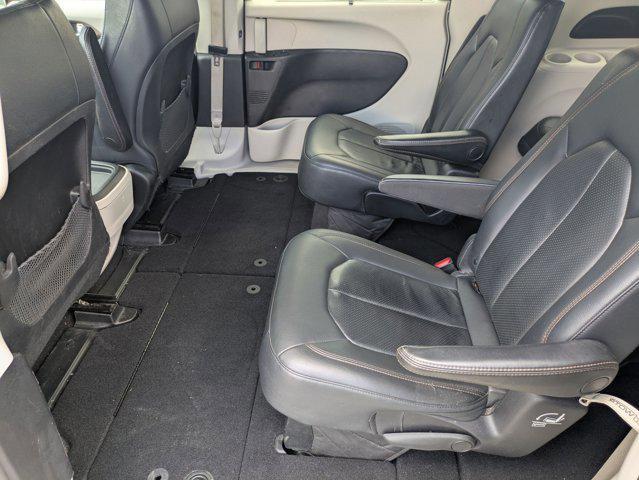 Photo of 2019 Brilliant Black Crystal Pearlcoat Chrysler Pacifica