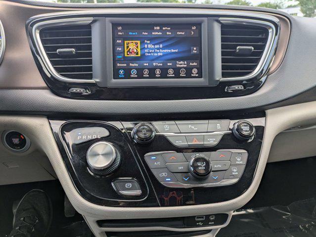 Photo of 2019 Brilliant Black Crystal Pearlcoat Chrysler Pacifica
