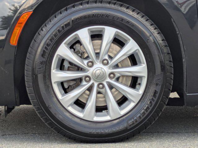 Photo of 2019 Brilliant Black Crystal Pearlcoat Chrysler Pacifica