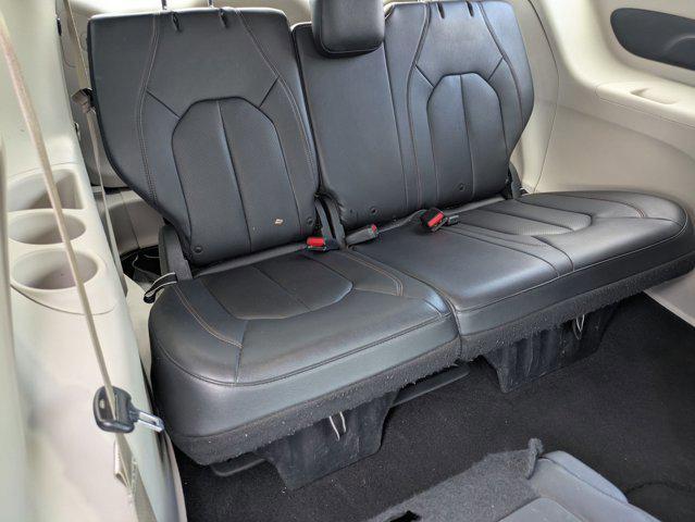 Photo of 2019 Brilliant Black Crystal Pearlcoat Chrysler Pacifica