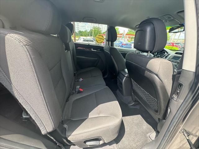 Photo of 2014 Titanium Silver Kia Sorento