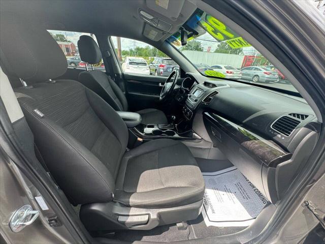 Photo of 2014 Titanium Silver Kia Sorento
