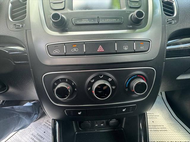 Photo of 2014 Titanium Silver Kia Sorento