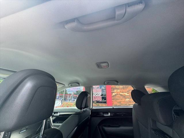 Photo of 2014 Titanium Silver Kia Sorento