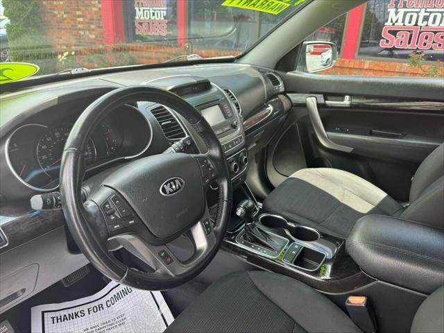 Photo of 2014 Titanium Silver Kia Sorento