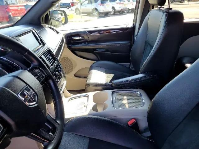 Photo of 2018 Black Onyx Crystal Pearlcoat Dodge Grand Caravan
