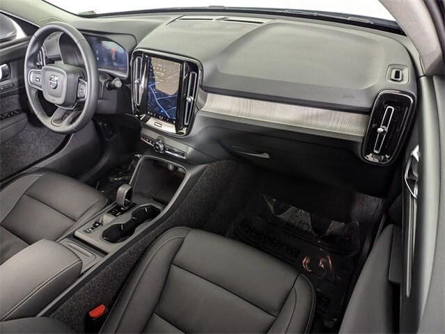 Photo of 2025 Gray Volvo XC40