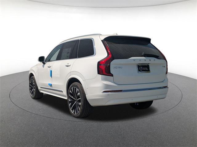 Photo of 2025 Crystal White Volvo XC90 Plug-In Hybrid