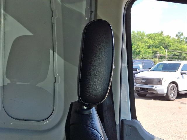 Photo of 2023 Oxford White - YZ Ford Transit-250