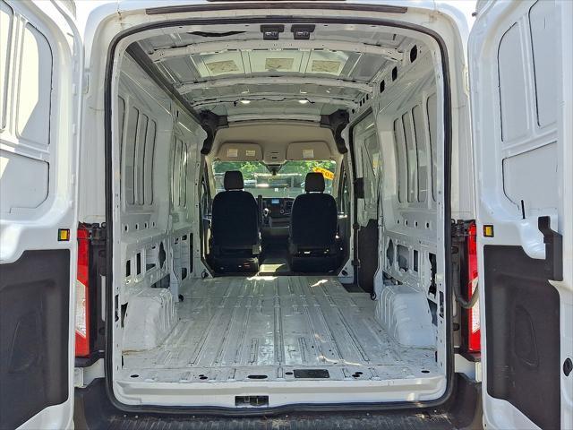 Photo of 2023 Oxford White - YZ Ford Transit-250