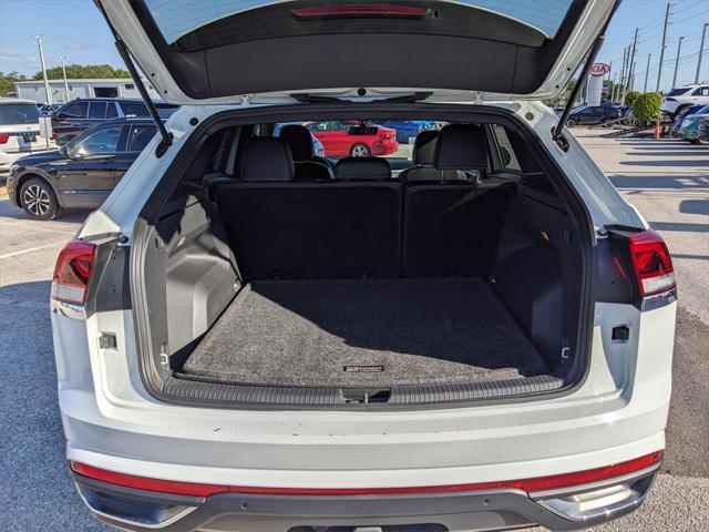 Photo of 2022 Pure White Volkswagen Atlas Cross Sport