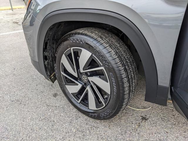 Photo of 2024 Platinum Gray Metallic Volkswagen Atlas