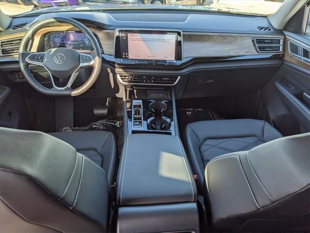 Photo of 2025 Silver Mist Metallic Volkswagen Atlas