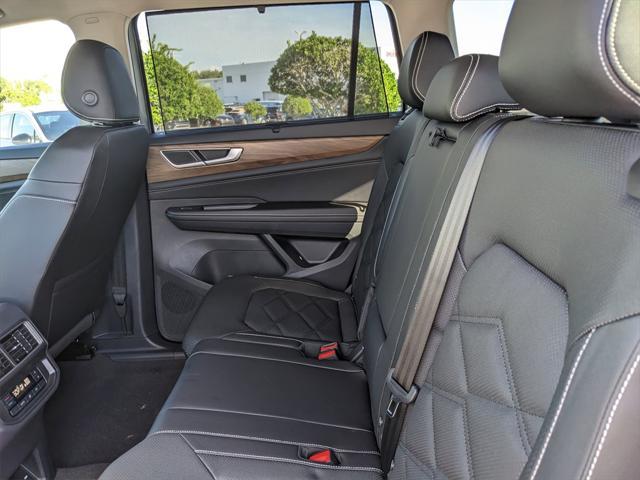 Photo of 2025 Silver Mist Metallic Volkswagen Atlas