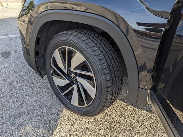 Photo of 2024 Deep Black Pearl Volkswagen Atlas