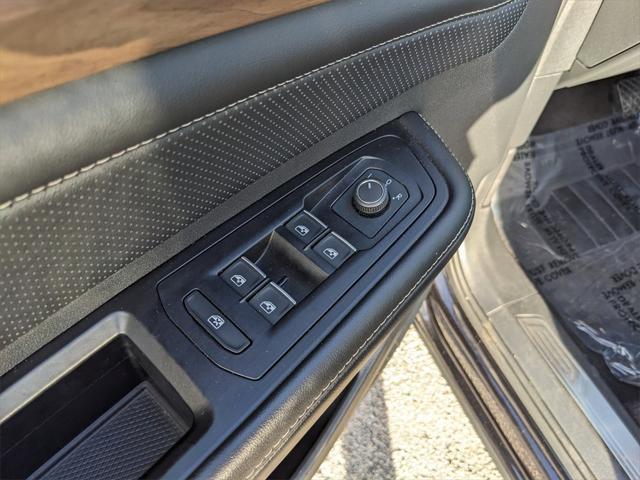 Photo of 2024 Deep Black Pearl Volkswagen Atlas