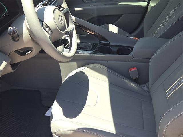 Photo of 2025 White Hyundai ELANTRA HEV