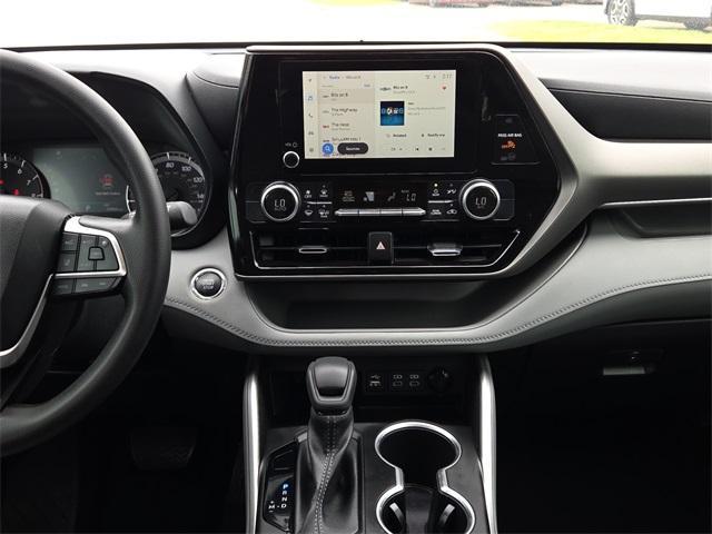 Photo of 2023 Silver Toyota Highlander