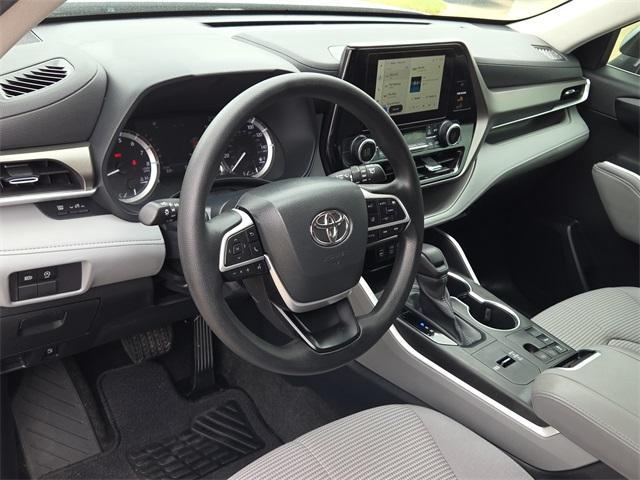 Photo of 2023 Silver Toyota Highlander