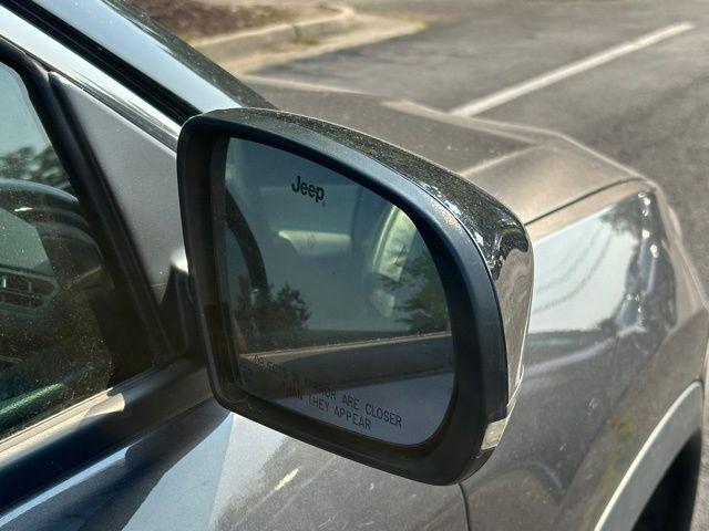 Photo of 2022 Granite Crystal Metallic Clearcoat Jeep Compass