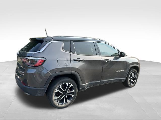 Photo of 2022 Granite Crystal Metallic Clearcoat Jeep Compass