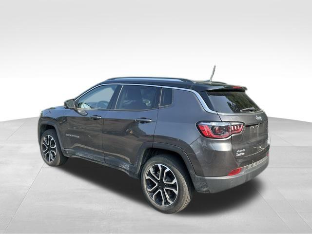 Photo of 2022 Granite Crystal Metallic Clearcoat Jeep Compass