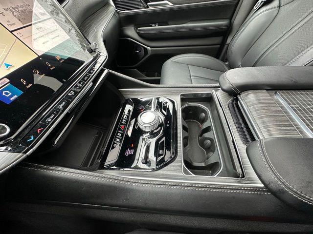 Photo of 2024 Diamond Black Crystal Pearlcoat Jeep Wagoneer