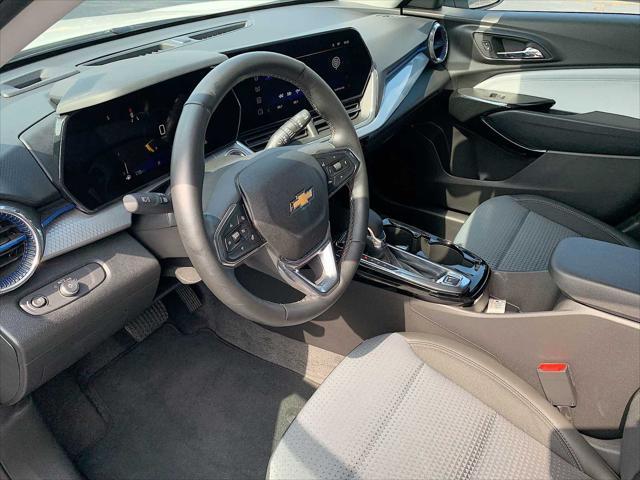 Photo of 2025 Summit White Chevrolet Trax