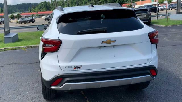 Photo of 2025 Summit White Chevrolet Trax