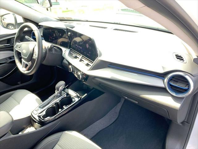 Photo of 2025 Summit White Chevrolet Trax