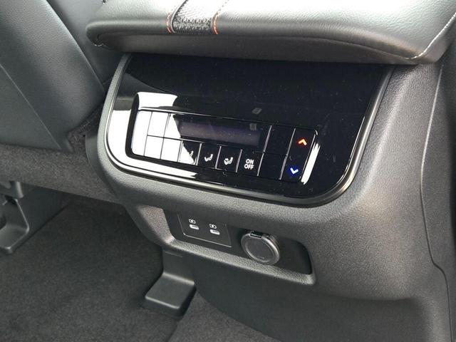 Photo of 2025 Aspen White Tricoat/Super Black Nissan Armada