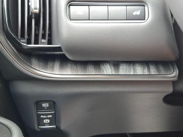 Photo of 2025 Aspen White Tricoat/Super Black Nissan Armada