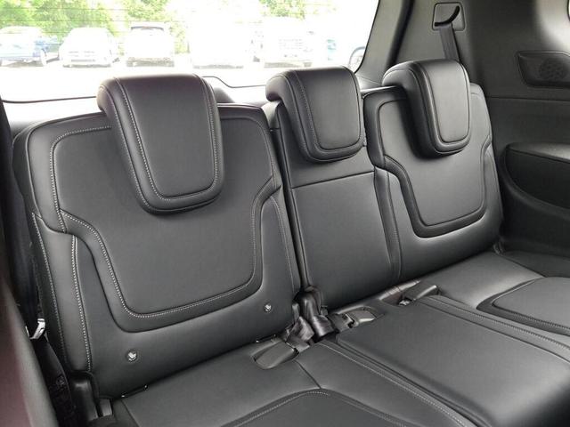 Photo of 2025 Aspen White Tricoat/Super Black Nissan Armada