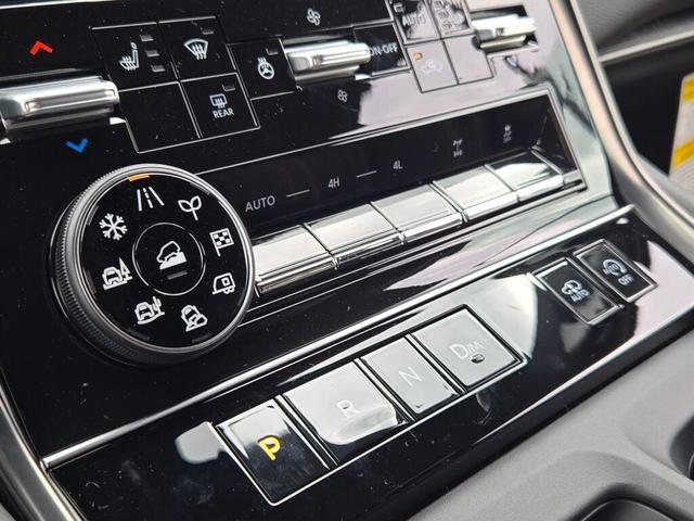 Photo of 2025 Aspen White Tricoat/Super Black Nissan Armada