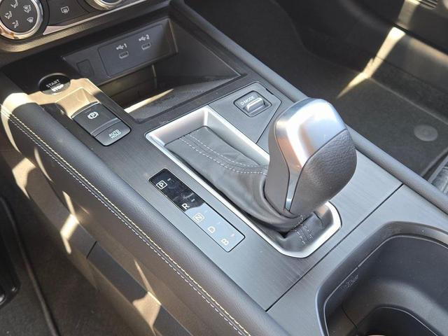 Photo of 2025 Super Black Nissan Kicks
