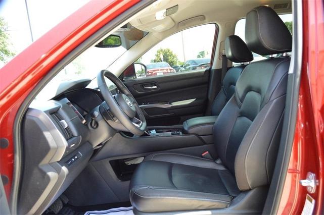 Photo of 2022 Scarlet Ember Tintcoat Nissan Pathfinder