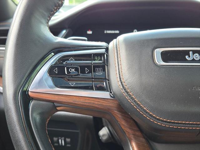 Photo of 2023 Diamond Black Crystal Pearlcoat Jeep Grand Cherokee L