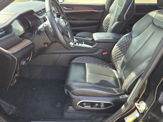 Photo of 2023 Diamond Black Crystal Pearlcoat Jeep Grand Cherokee L