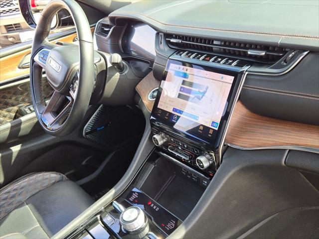Photo of 2023 Diamond Black Crystal Pearlcoat Jeep Grand Cherokee L