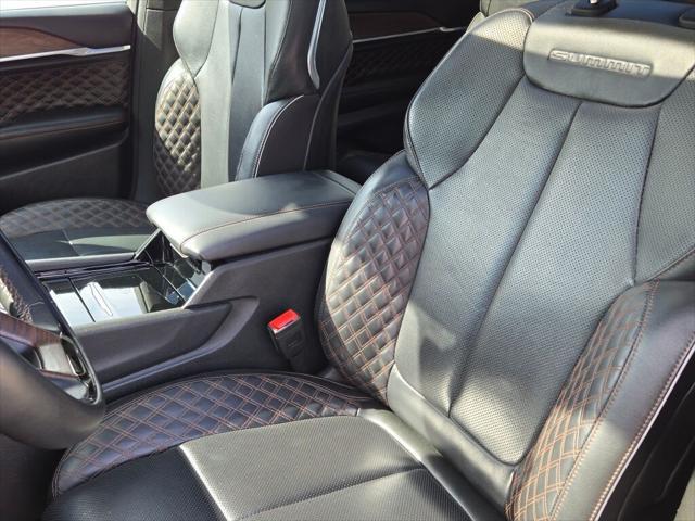 Photo of 2023 Diamond Black Crystal Pearlcoat Jeep Grand Cherokee L