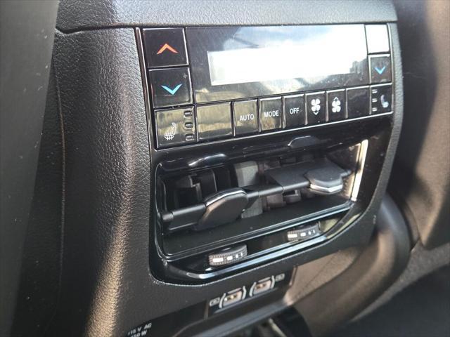 Photo of 2023 Diamond Black Crystal Pearlcoat Jeep Grand Cherokee L
