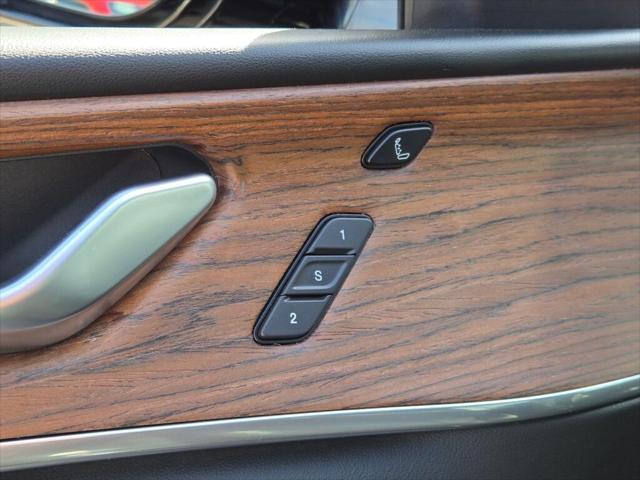 Photo of 2023 Diamond Black Crystal Pearlcoat Jeep Grand Cherokee L