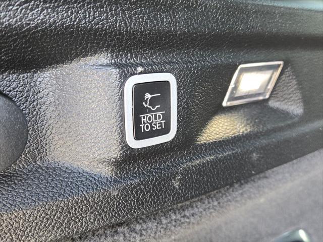 Photo of 2023 Diamond Black Crystal Pearlcoat Jeep Grand Cherokee L