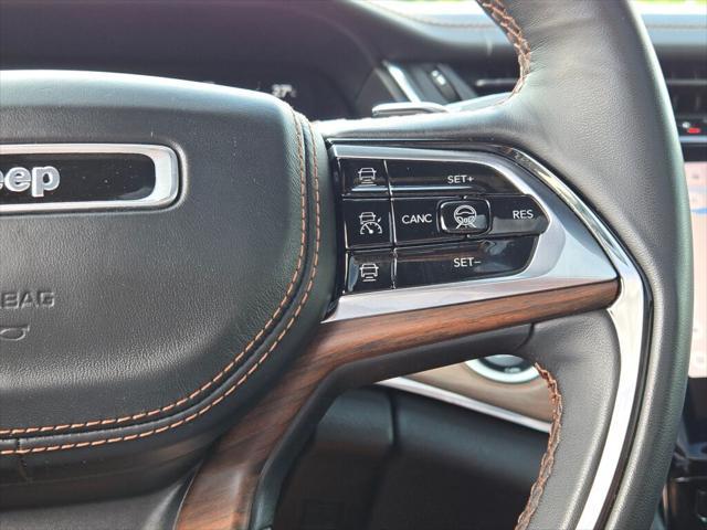 Photo of 2023 Diamond Black Crystal Pearlcoat Jeep Grand Cherokee L