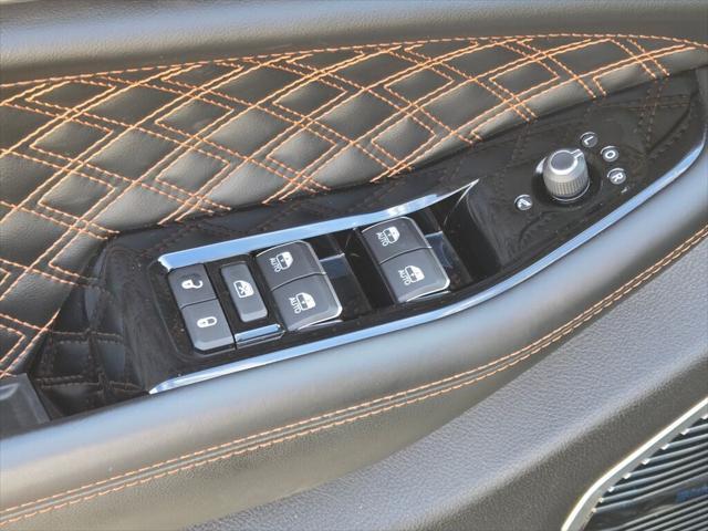 Photo of 2023 Diamond Black Crystal Pearlcoat Jeep Grand Cherokee L