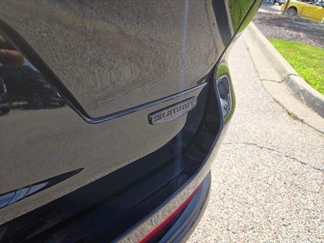 Photo of 2023 Diamond Black Crystal Pearlcoat Jeep Grand Cherokee L