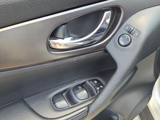 Photo of 2015 Brilliant Silver Nissan Rogue