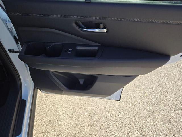 Photo of 2025 Everest White Pearl Tricoat/Super Black Nissan Pathfinder
