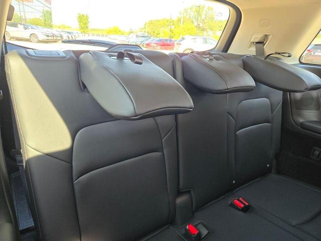 Photo of 2025 Everest White Pearl Tricoat/Super Black Nissan Pathfinder